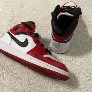 Jordan 1 chicago mids